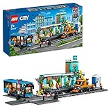 LEGO City Bahnhof, Spielzeug mit Schienen-LKW, Straßenplatte, Schienensegmenten, Spielzeugbus und...