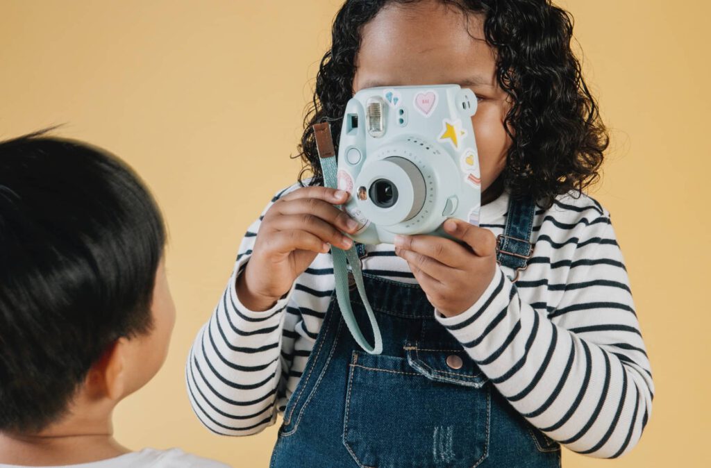 Kinder beim Fotografieren mit einer Sofortbildkamera